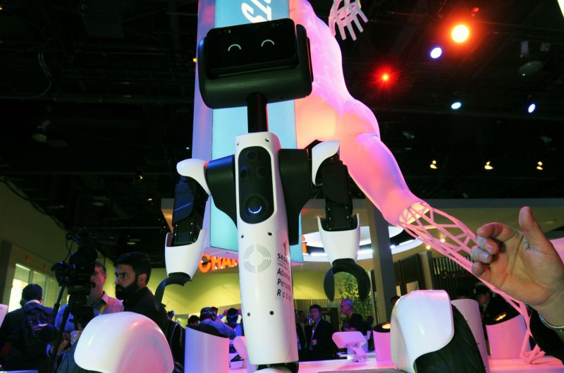 Intel Present Un Robot Mayordomo Hoverboard